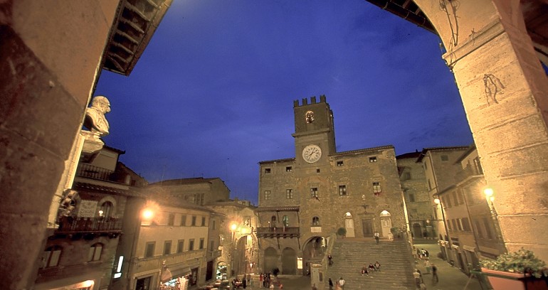 Cortona_piazza-notturna-770x408